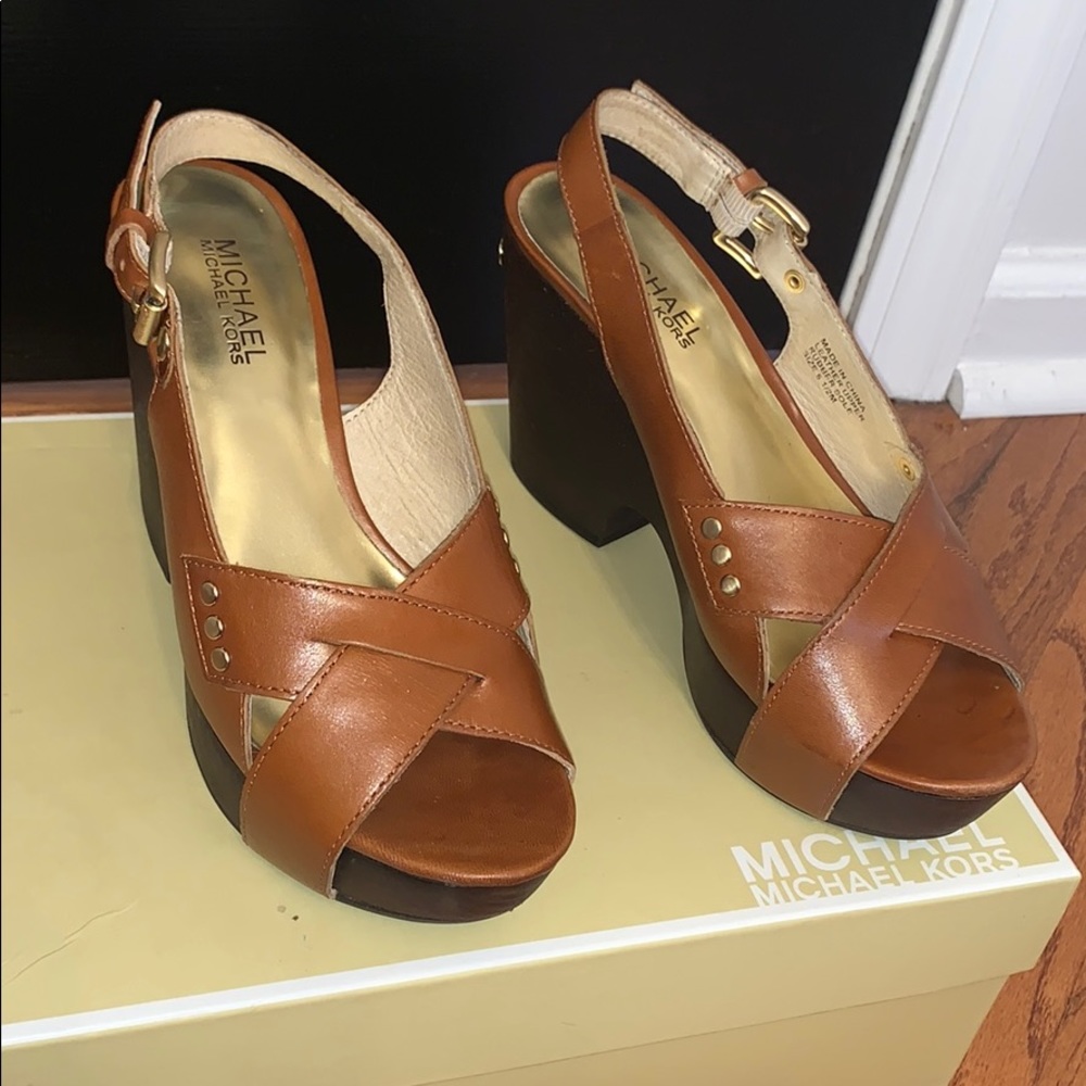 Size 6 1/2M. MICHAEL KORS wedged sandals